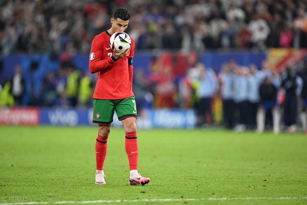 欧文谈萨拉赫言论：这是团队运动，真的不应该公开说那些话