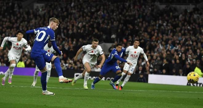 拜仁26／27赛季主场球衣谍照：红色基调搭配领口袖口金色线条